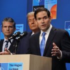 El secretari d'Estat dels Estats Units, Marco Rubio, durant la roda de premsa posterior a la cimera de l'OTAN celebrada a la Haia, amb el president dels EUA, Donald Trump, i el secretari de Defensa, Pete Hegseth, de fons