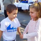 Imatge de dos infants en un acte de Todos en Azul.