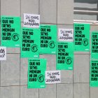 Cartells al CAP de la Bordeta-Magraners de Lleida contra les retallades de les pagues extres de sanitaris.