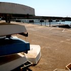 Barques a terra davant del port esportiu de les Cases d'Alcanar buit.