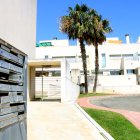 Accés principal del complex d'apartaments il·legals de Turov a la urbanització de Serramar, d'Alcanar Platja.