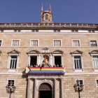 El Palau de la Generalitat amb una bandera LGBTI desplegada al balcó per commemorar el Dia Internacional per a l'Alliberament LGBTI+