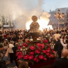El bust de Sant Pere, contemplant com esclata la darrera Tronada en el seu honor.