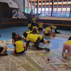 Diversos nens gaudint d'una activitat al Museu del Port.