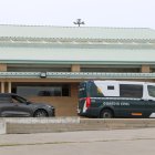 Dos cotxes policials ingressen Santos Cerdán a la presó de Soto del Real després de la seva declaració davant del Tribunal Suprem