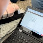 Una alumna, fent servir la maquinària facilitada per prototipar el seu projecte.