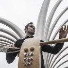 El músic Javier Díez amb l’instrument musical anomenat theremin.
