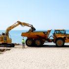 Maquinària treballant en el reforç de sorra a la platja d'Altafulla.