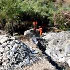 Uns operaris treballen en la demolició de l'assut entre Gratallops i Bellmunt del Priorat.