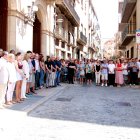 Autoritats i veïns de Valls en el minut de silenci per recordar el menor mort.