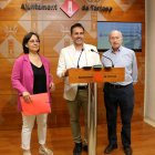 La regidora Maria Jesús Viña, l'alcalde Jordi Jordan, i el regidor Francesc Vallespí, en roda de premsa a l'Ajuntament de Tortosa.