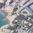 Bandera vermella a la Cala Font (Salou) per mala qualitat de l'aigua.