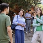 La consellera Sílvia Paneque i l'alcaldessa de Taradell conversen amb els informadors a la zona del molí de Sors.