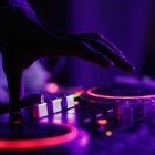Imatge d'arxiu d'una taula d'un DJ.
