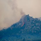 Flames a l'incendi forestal de Paüls.