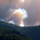 Un helicòpter tira aigua a la Vall de Vinyes de Paüls cap on sha desplaçat l'incendi més actiu.