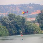 Un helicòpter d'extinció agafa aigua al riu Ebre, davant de Xerta.