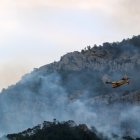Una avioneta sobvola la zona cremada del racó de l'Augueró a Paüls