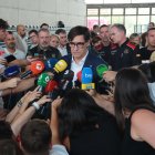 El president de la Generalitat, Salvador Illa, durant una atenció als mitjans de comunicació al centre de comandament de l'incendi a Tortosa