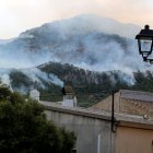 La serra cremant darrere les cases de Paüls.