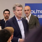 El líder del PP, Alberto Núñez Feijóo, arriba a la roda de premsa a Barcelona aquest divendres