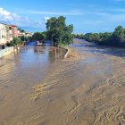 El riu Foix, desbordat a Cubelles (Garraf)