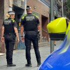 Els agents que van identificar la persona al carrer Pere Martell