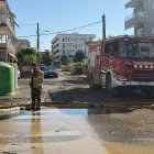 Bombers drenant aigua a Cubelles