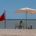 Platja amb el bany prohibit senyalitzada amb bandera vermella