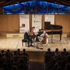 El violinista Jaime Laredo, la pianista Anna Polonsky i la violoncel·lista Sharon Robinson, durant la segona part del concert a l’Auditori Pau Casals, interpretant el Trio ‘Arxiduc’ de Beethoven.