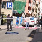 Agents dels Mossos d'Esquadra investigant la mort d'un home al carrer de l'Amargura de Reus aquesta matinada.