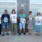 Membres de la Plataforma per una Tarragona Neta i de la FAVT, després de la roda de premsa d'aquest dilluns.