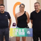 D'esquerra a dreta, Bernat Lavaquiol, membre del secretariat nacional de la CUP; Gemma Vendrell, membre de la CUP de Tarragona; i Toni Sacristán, regidor de la CUP de Torredembarra.