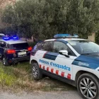 Vehicles policials a la finca on es van trobar les restes òssies.