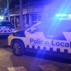 Un instant del dispositiu en un bar del carrer Tarragona de Torredembarra.
