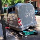 Imatge del patinet sota el contenidor de paper.