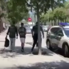 Moment de la detenció del dirigent del moviment supremacista xenòfob 'Deport Them Now UE'.