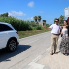 Un cotxe passar per la carretera T-2021 durant la visita de la diputada provincial Iris Castell i un responsable tècnic de l'àrea d'Infraestructures del Territori de la Diputació de Tarragona, a Poble Nou del Delta