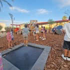 Els nens gaudint de la nova plaça d'Alcover.