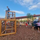 La plaça Lluís Companys es va reobrir amb noves zones d’esbarjo infantil.
