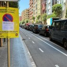 Un cartell alerta de les obres d'eliminació del carril bici.