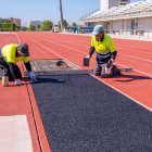 Operaris posant a punt l'estadi Natalia Rodríguez.