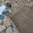Una arqueòloga mostra una de les trobades fetes al jaciment de Tivenys.
