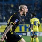 Fran Vèlez celebrant un gol a la Superlliga Grega amb l'Aris de Salònica.