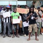 Una setantena de persones donen suport als manters de Salou i denuncien que pateixen persecució policial.