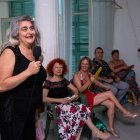 Cristina Pérez, durant la milonga de comiat, envoltada d’amics i milonguers habituals.