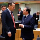 El ministre d'Afers Exteriors del govern espanyol, José Manuel Albares, conversant amb el seu homòleg polonès, Radoslaw Sikorski.