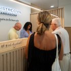 Imatge de la taula d’informació a l’entrada del renovat Registre Civil de Tarragona.