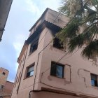 L'edifici ocupat afectat per l'incendi es troba precintat.