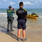 Un instant de l'operatiu policial per controlar els conductors de motos d'aigua.